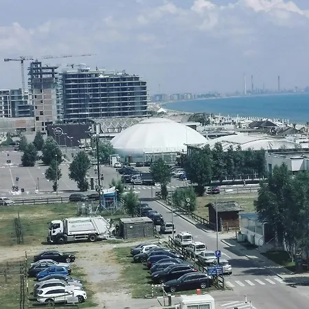Crazy Beachview Apartment Mamaia